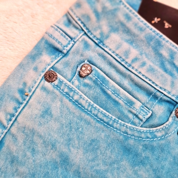 Lovesick ✦ Skull Rivet Shorts 0 ✦ Turquoise Acid Wash Raw Hem Low Rise Alt-Core - Picture 4 of 12